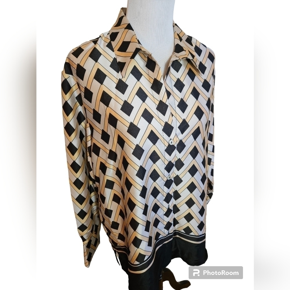 MNG womens Geometric print top NWT size XL.